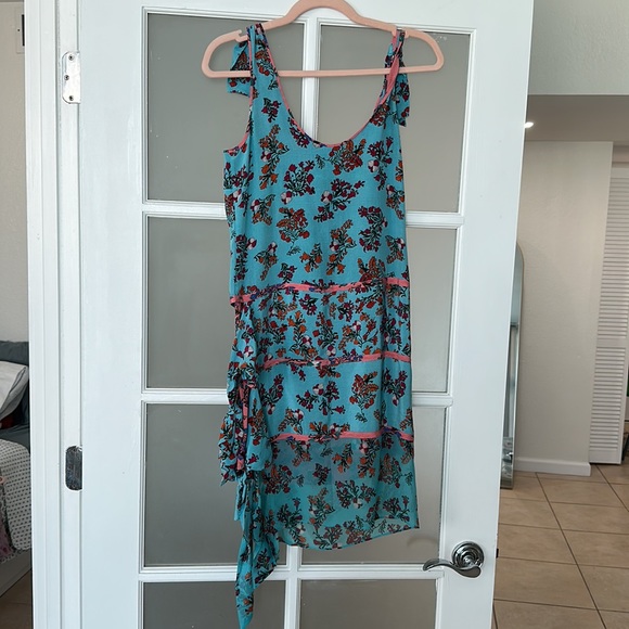 BCBG Maxazaria xxs dress, fits more like a xs/s 100%silk - Picture 7 of 13